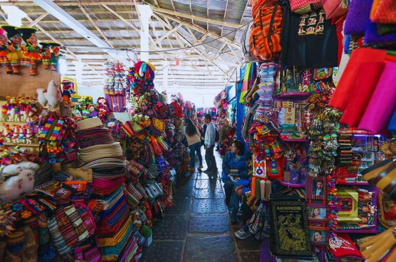 Explora el Vibrante Mercado de San Pedro en Cusco