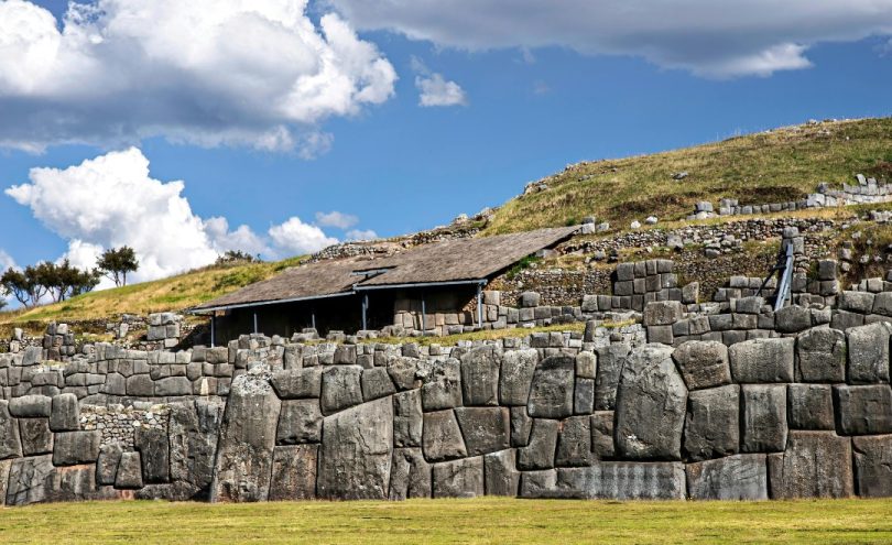 Sacsayhuamán: El Enigma de los Incas en el Corazón de Cusco